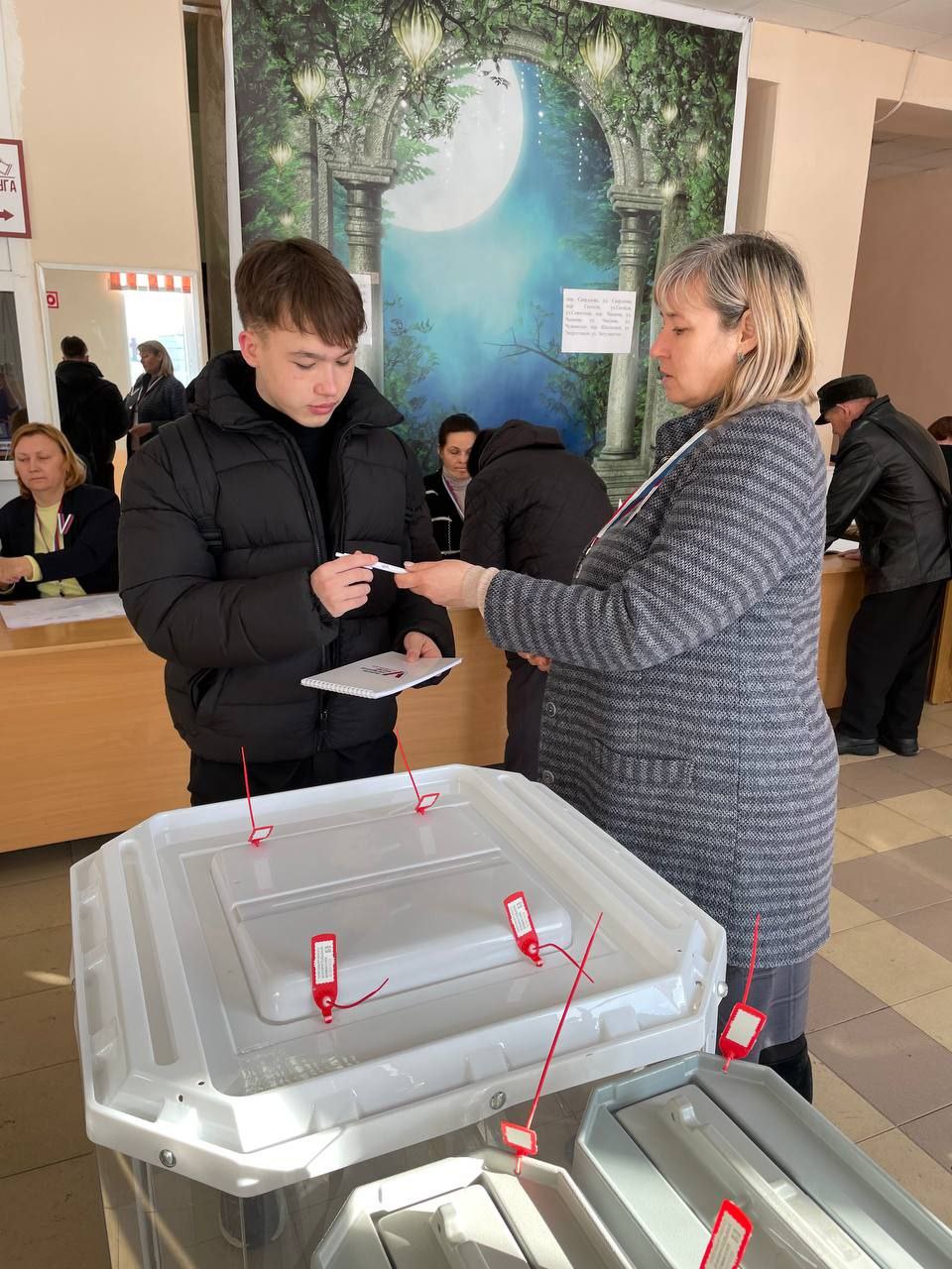 В Чувашии впервые голосующие избиратели получают памятные сувениры —  Чувашинформ.рф